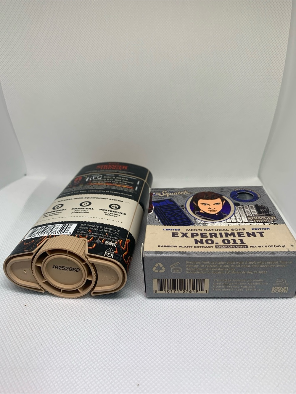 Stranger Things x Squatch Men’s Natural Moisturizer & Soap Set — Black - Picture 3 of 5